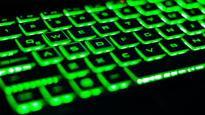 Zaļā neona krāsā izgaismota tastatūra 